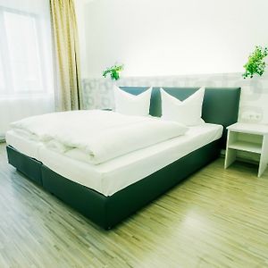 Zimmer mit Kingsize-Bett